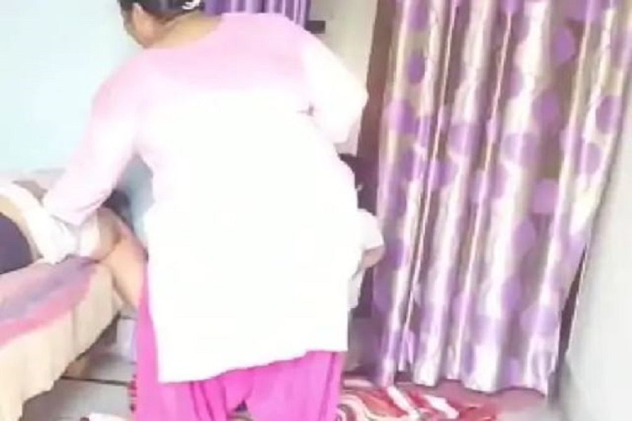 पिता की मौत से अनजान उनके चेहरे पर सिंदूर लगाती रहीं जुड़वा बेटियां, मां आई तो...