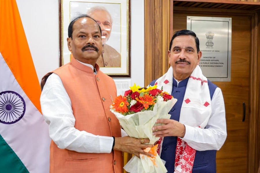 ओलचिकि लिपि में हो संताली भाषा की किताबें, केंद्रीय शिक्षा मंत्री के सामने रघुवर दास ने रखी मांग