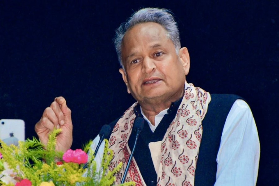 राजस्थान के मुख्यमंत्री अशोक गहलोत ने राज्यपाल को सौंपा इस्तीफा