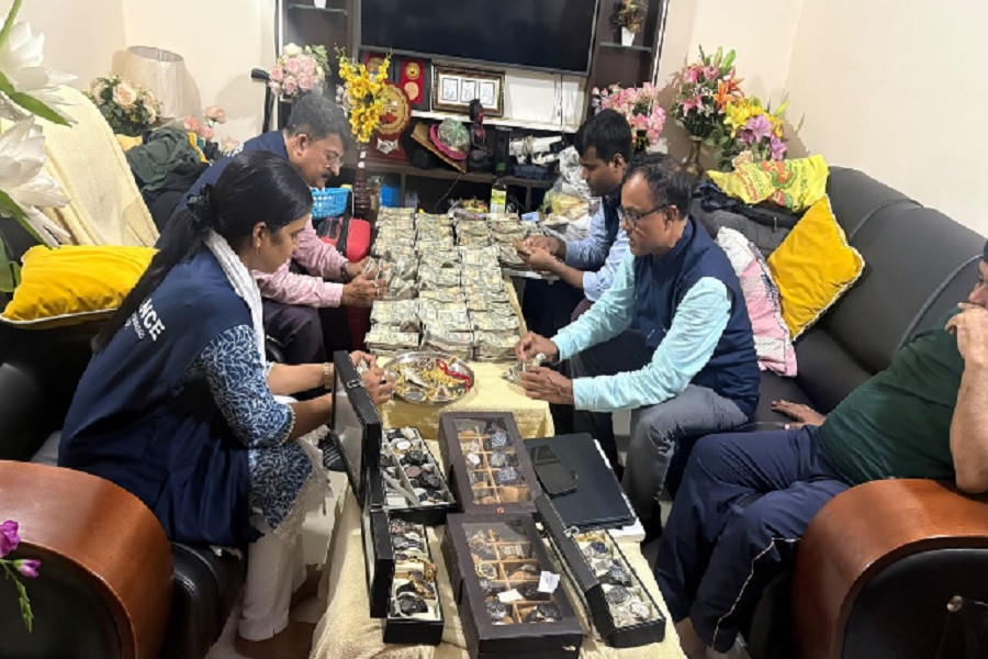ADM रविंद्र दिवाकर के ठिकानों पर छापेमारी: 70 लाख कैश, 48 घड़ियां और करोड़ों की जमीन के दस्तावेज मिले
