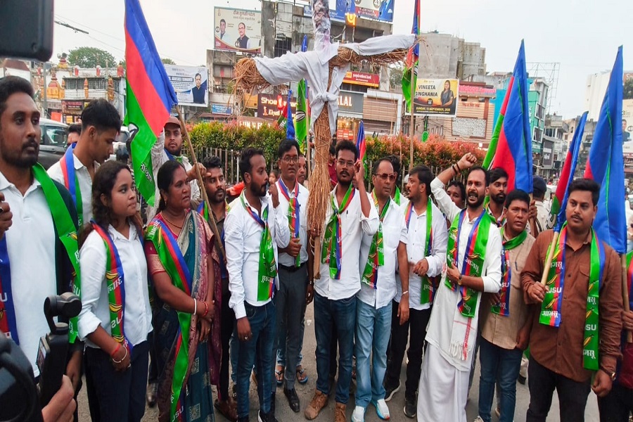 छात्रों पर पुलिसिया कार्रवाई के खिलाफ AJSU का हल्लाबोल, सड़कों पर उतरे कार्यकर्ता; सरकार का पुतला दहन