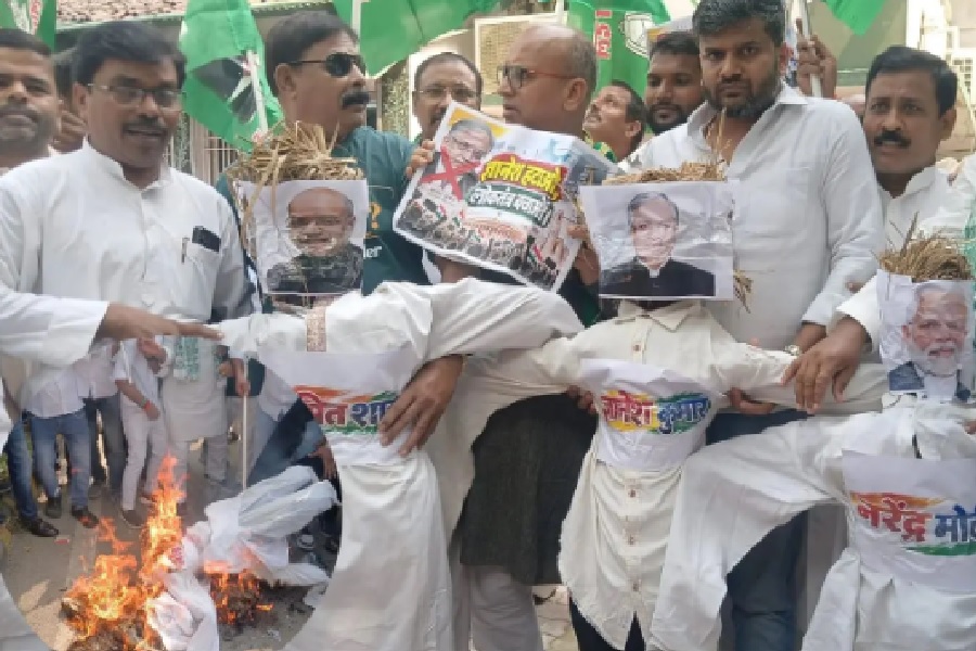 SIR के खिलाफ बिहार में महागठबंधन का आक्रोश मार्च, पटना में PM-शाह और CEC का पुतला फूंका  