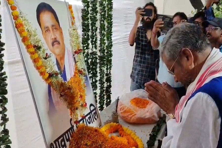 मंत्री सुदिव्य सोनू के आवास पहुंच बाबूलाल मरांडी ने दी श्रद्धांजलि, कहा- उनका मुखर अंदाज हमेशा याद रहेगा