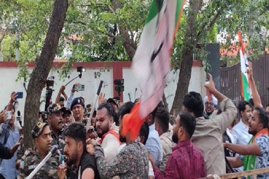 रांची में चुनाव आयोग कार्यालय का घेराव, यूथ कांग्रेस कार्यकर्ताओं और पुलिस के बीच नोक झोंक 