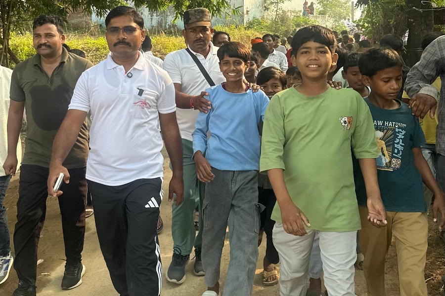 15 किमी पैदल चलकर जमीनी हकीकत जानने पहुंचे BDO-CO, व्यवस्था सुधारने के सख्त निर्देश