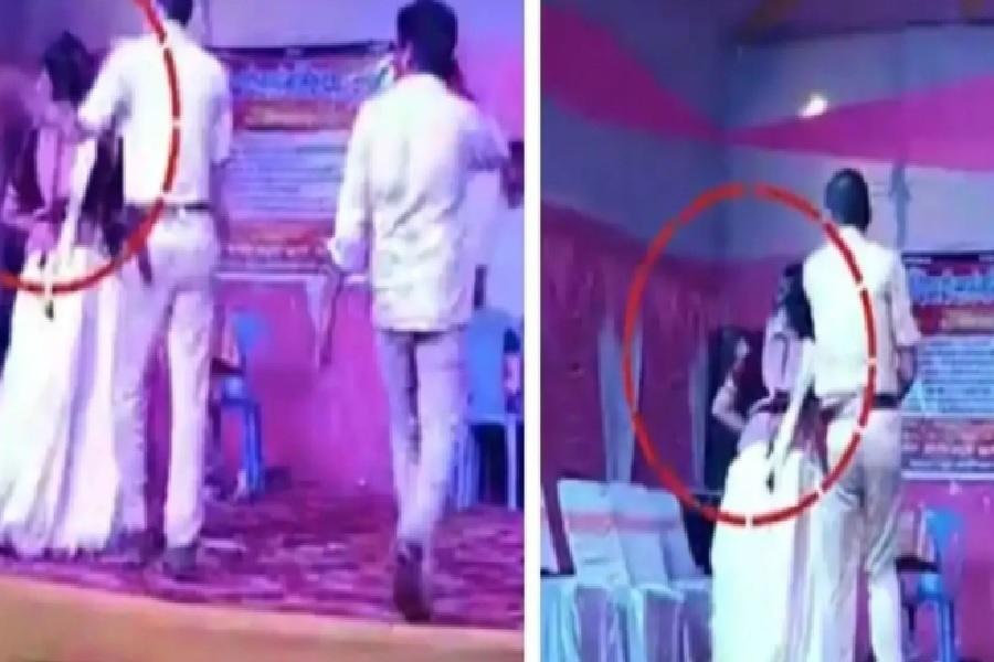 बेगूसराय में महिला डांसर को दारोगा ने जड़ा थप्पड़, विरोध करने पर पिस्टल निकालने का आरोप