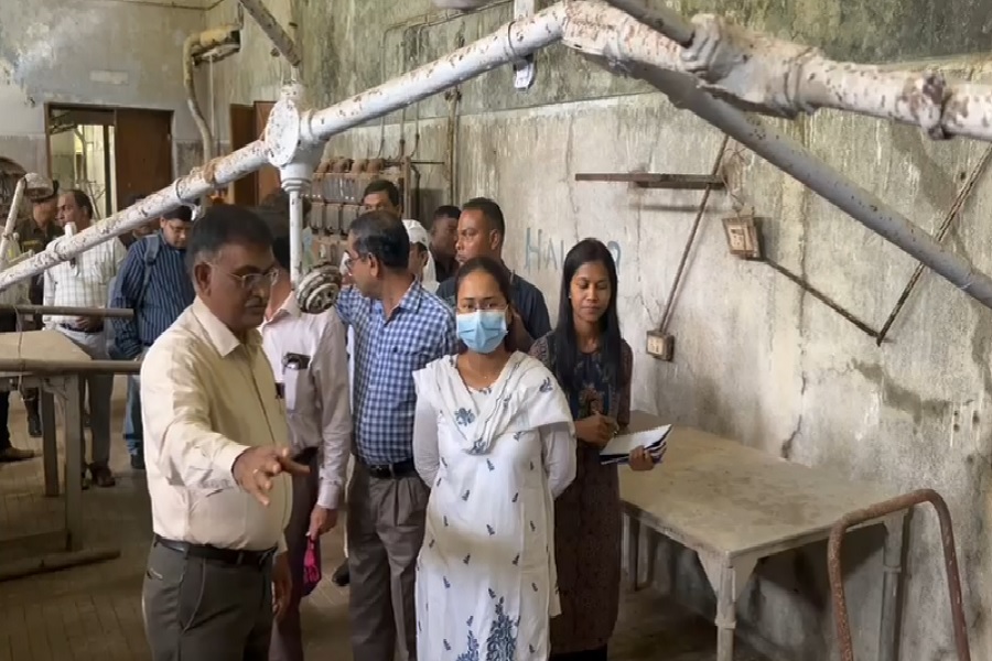 मंत्री शिल्पी ने बेकन फैक्ट्री का किया निरीक्षण, आधुनिक तकनीक से संवारने की तैयारी