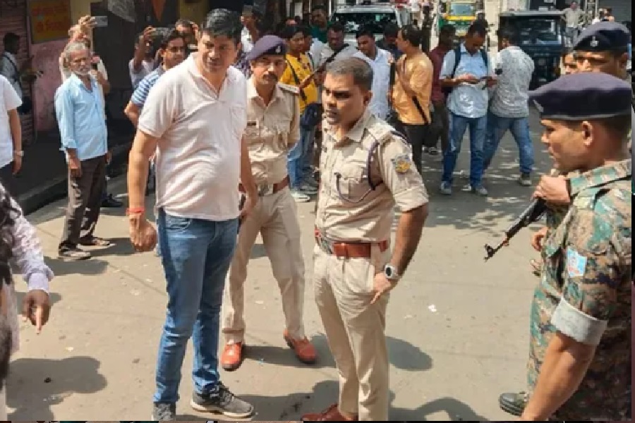धनबाद में दिनदहाड़े फायरिंग से दहशत, शानू खान समेत 3 घायल