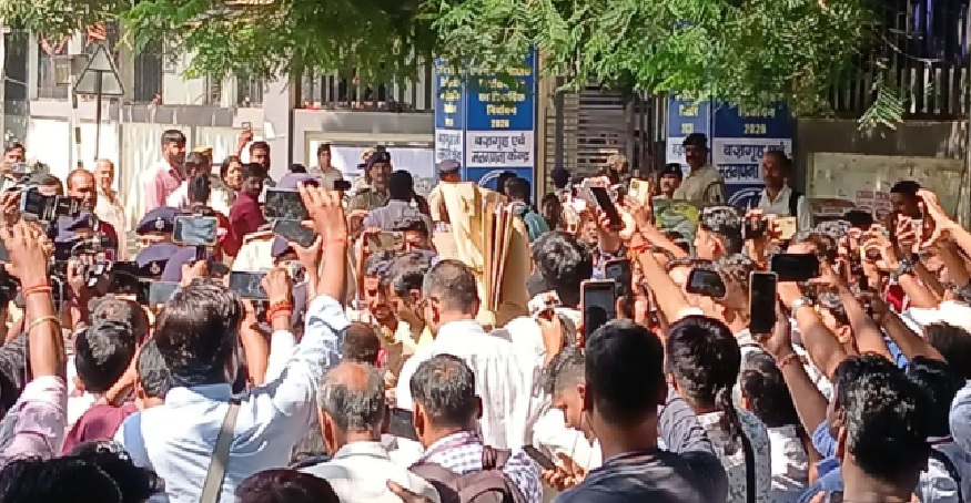 पटना के काउंटिंग सेंटर पर बवाल, वोट चोरी के नारे
