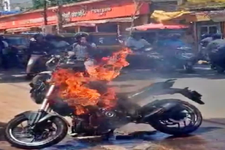 कोकर में खड़ी बाइक में अचानक लगी आग, कुछ ही मिनटों में पूरी तरह जलकर हुई क्षतिग्रस्त