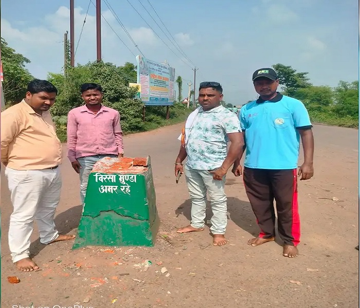 सरायकेला में बिरसा मुंडा की मूर्ति क्षतिग्रस्त, प्रतिमा को सम्मानपूर्वक रखा गया सुरक्षित 