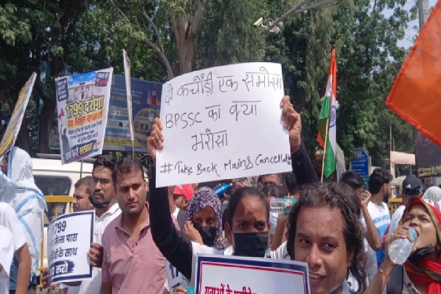 बिहार दरोगा भर्ती रद्द होने पर पटना में हंगामा, गांधी मैदान के आसपास रास्ते बंद
