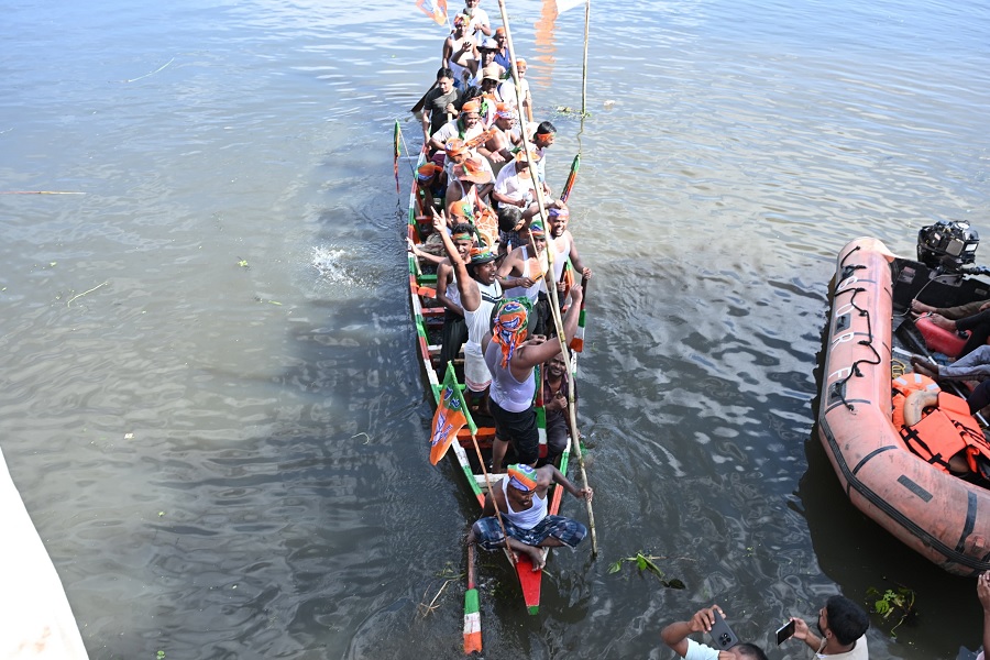 कोलोंग नदी में 3 KM की रोमांचक नाव दौड़, हजारों लोगों ने देखा पारंपरिक मुकाबला