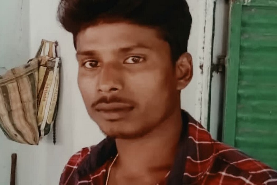 बोड़ाम में तेज रफ्तार बाइक बैरिकेडिंग से टकराई, चालक की मौत; साथी गंभीर