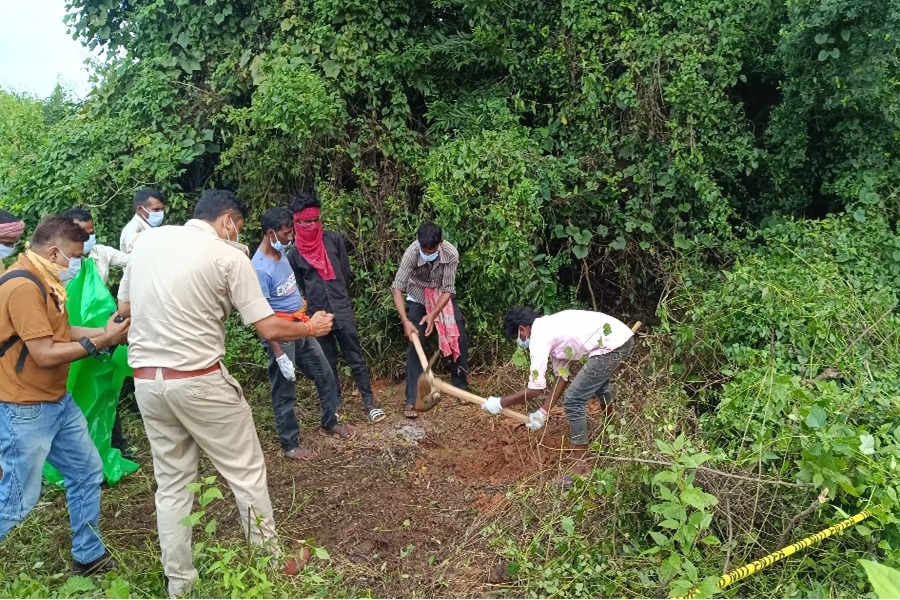 11 दिन से लापता महिला का जंगल में मिला शव, साथी मजदूर ने हत्या कर दफना दिया था