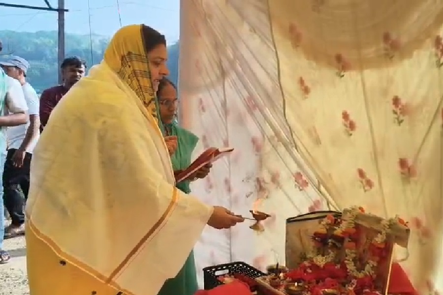 भूख हड़ताल के बीच मां दुर्गा की पूजा, आंदोलन स्थल पर आराधना करती दिखीं विधायक श्वेता सिंह