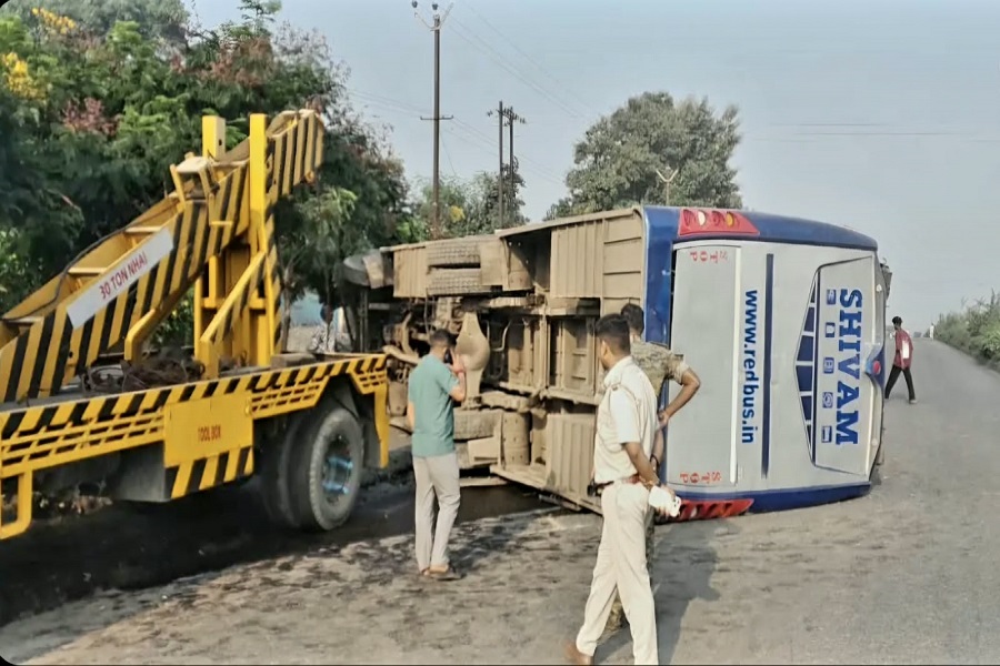 कोलकाता से रांची जा रही बस NH-33 पर पलटी, यात्रियों में मची अफरा-तफरी