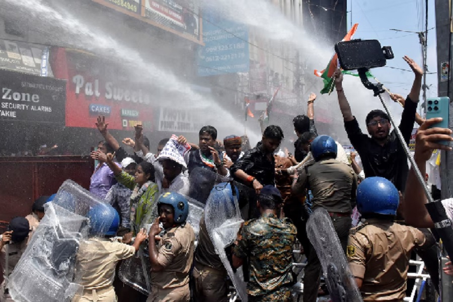 SIR के विरोध में पटना में कांग्रेस का प्रदर्शन, वाटर कैनन से रोके गये कार्यकर्ता; पप्पू यादव भी भीगे  