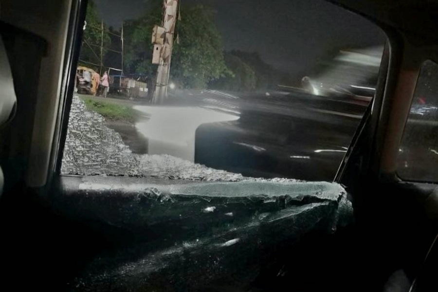 जमशेदपुर में बच्चों के सामने महिला अधिवक्ता की कार में तोड़फोड़, SUV सवार युवकों पर आरोप
