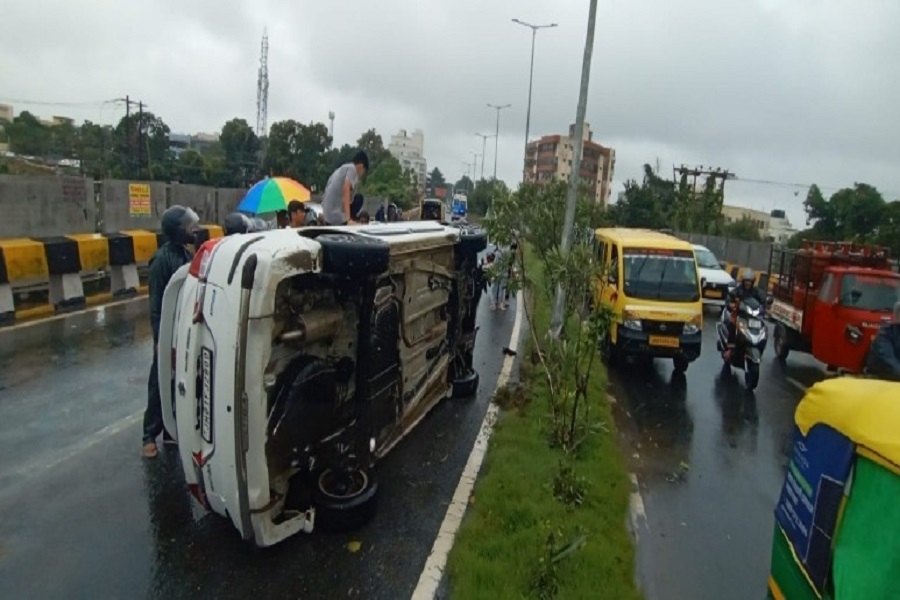 बारिश के बीच डिबडीह ओवरब्रिज पर पलटी तेज रफ्तार कार, 2 युवक बाल-बाल बचे