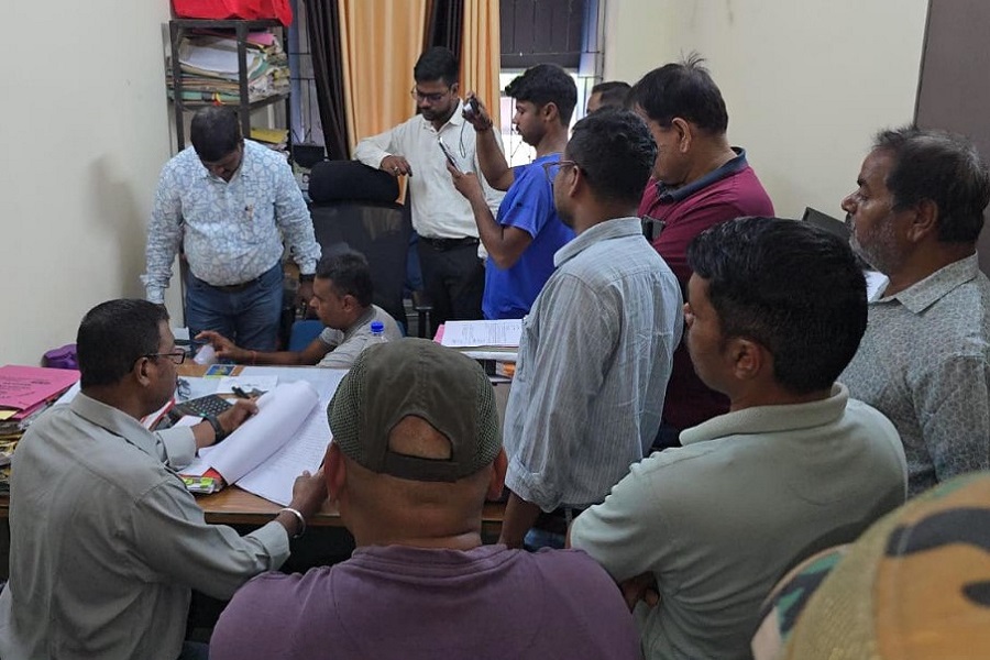 भूमि वाद का लंबित जजमेंट लिखने के नाम पर रिश्वत, चतरा में सहायक प्रशासी अधिकारी गिरफ्तार