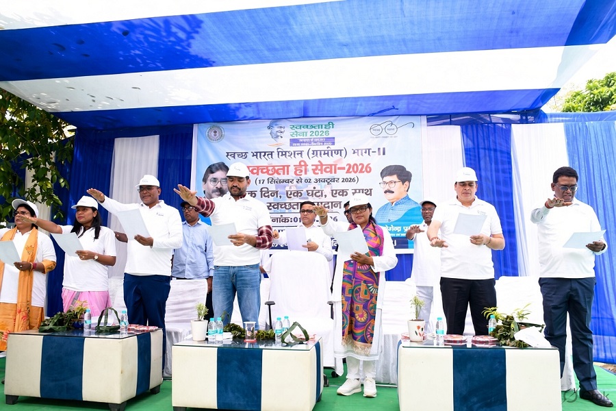 मंत्री योगेंद्र प्रसाद ने किया श्रमदान, बोले- कपड़े का थैला अपनाएं, प्लास्टिक हटाएं 