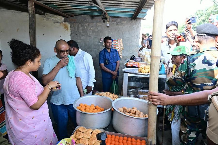 CM हेमंत सोरेन ने कसमार-बरलंगा सड़क निर्माण का लिया जायजा, कल्पना सोरेन के साथ दुकान में लिया पकौड़ी का स्वाद