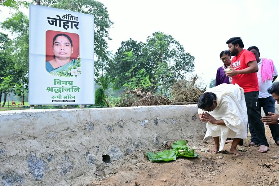 CM हेमंत सोरेन ने दिवंगत माता रूपी सोरेन की स्मृति में निभाए पारंपरिक रीति-रिवाज