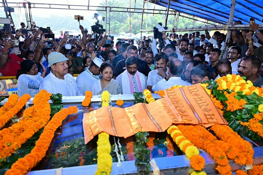 मुख्यमंत्री हेमंत सोरेन ने गिरिडीह पहुंचकर दी सुदिव्य कुमार को भावभीनी श्रद्धांजलि, कल्पना सोरेन भी रहीं साथ 