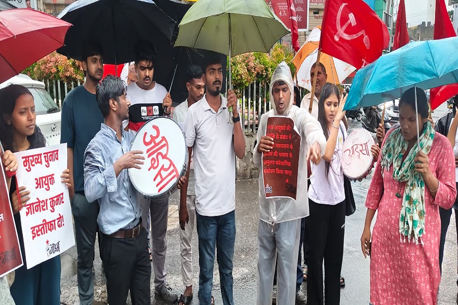 मुख्य चुनाव आयुक्त ज्ञानेश कुमार के इस्तीफे की मांग, रांची में CPI(ML) का प्रदर्शन; फूंका पुतला