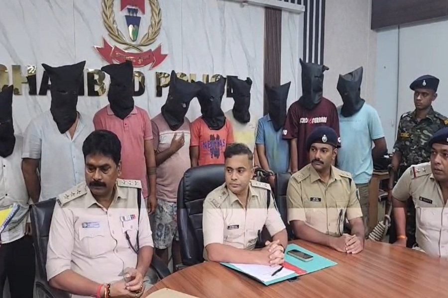 मेगा ऑपरेशन CYBER SHIELD के तहत धनबाद पुलिस ने 11 ठगों को पकड़ा, 2.85 लाख नकद और 19 मोबाइल फोन बरामद
