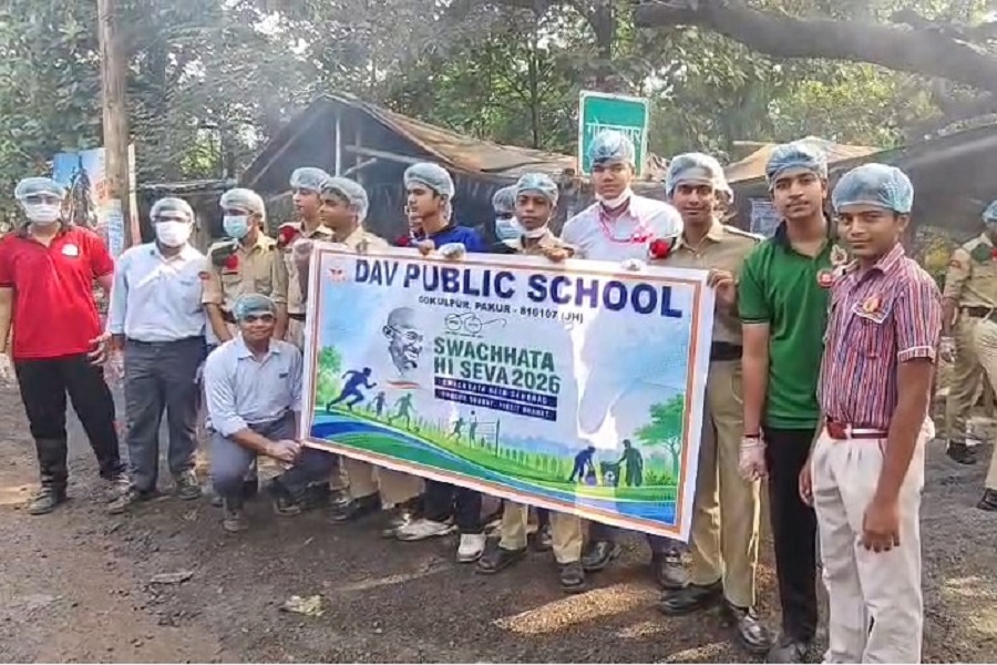 पाकुड़ में 'स्वच्छता ही सेवा' अभियान के तहत DAV के छात्रों ने की सड़क की मरम्मत