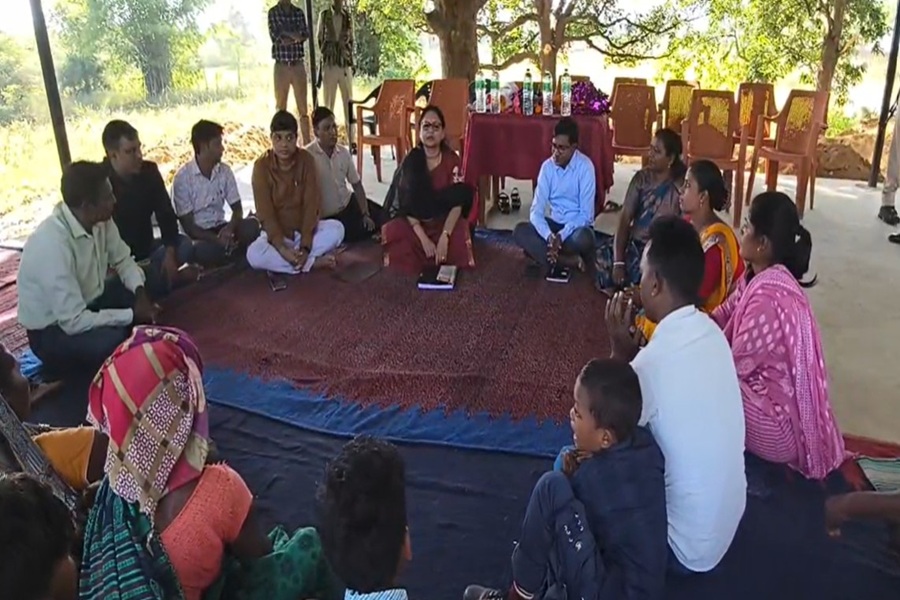 सिमडेगा DC कंचन सिंह अचानक पहुंचीं कोरकोटजोर गांव, सादरी में किया ग्रामीणों से संवाद; सुनी समस्या