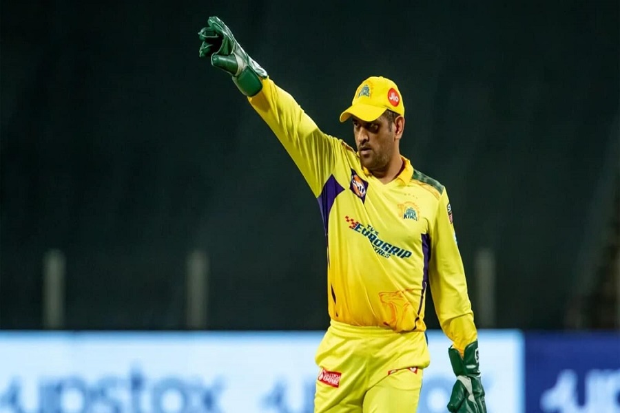 dhoni-instructing-csk-ipl_1652449787494_1652449794649.jpg