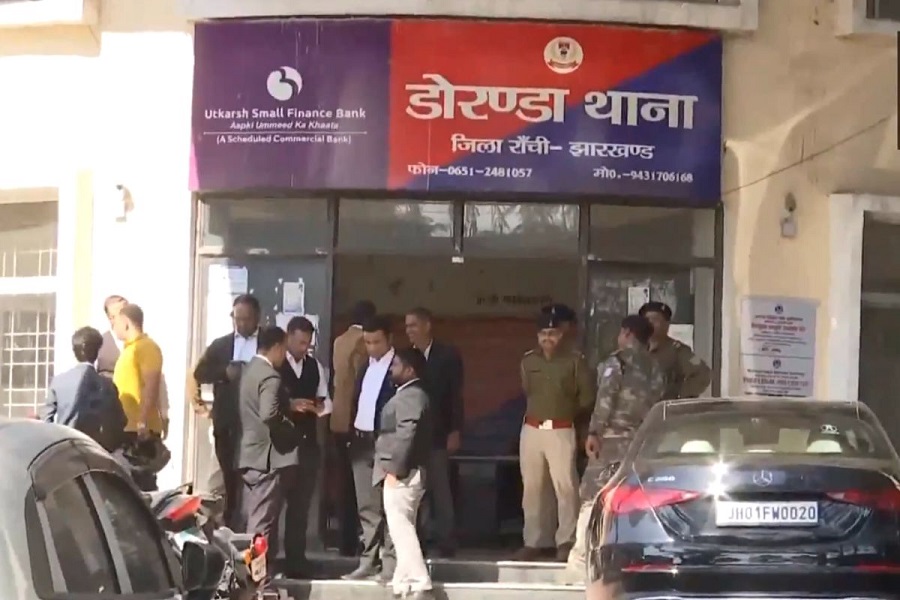 हिनू में कार की टक्कर के बाद हिंसक विवाद, 15 युवकों पर हमला और लूट का आरोप