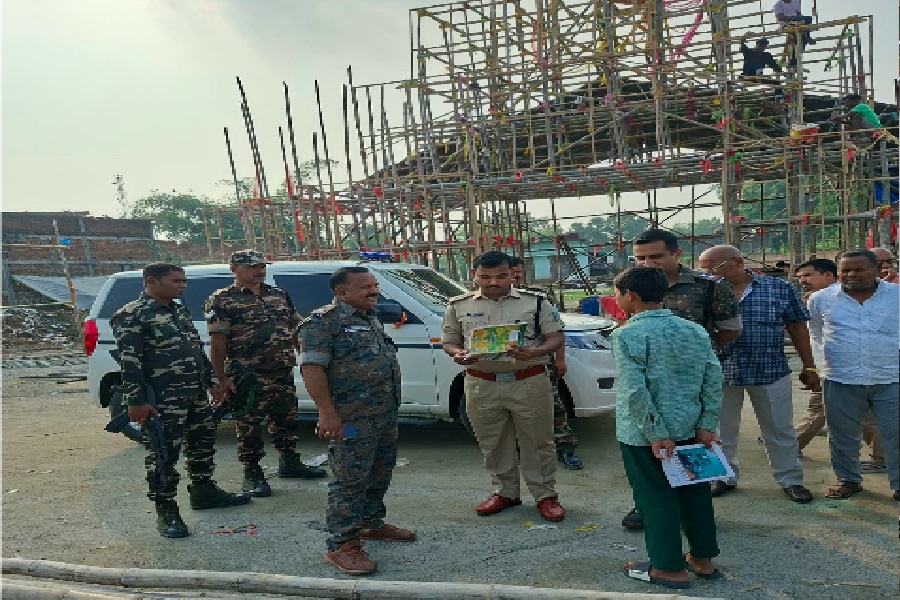 छतरपुर DSP प्रशांत कुमार का दिखा मानवीय अंदाज, बच्चों से की पढ़ाई को लेकर बातचीत