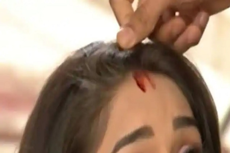 जयमाल के लिए स्टेज पर खड़े थे दूल्हा-दुल्हन, तभी प्रेमी ने खून से भर दी प्रेमिका की मांग