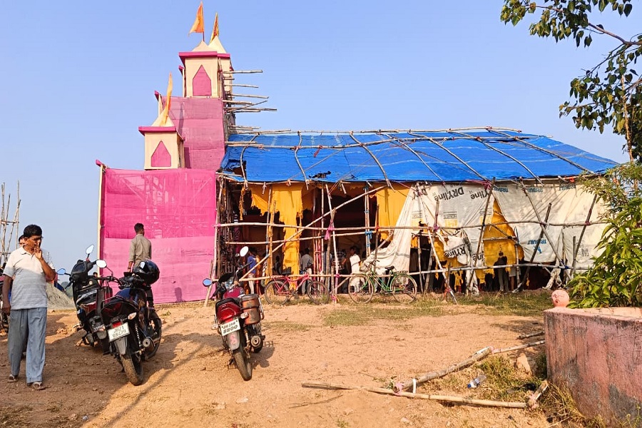 मिहिजाम में पहली बार सजे दुर्गा पूजा पंडाल में असामाजिक तत्वों ने लगाई आग