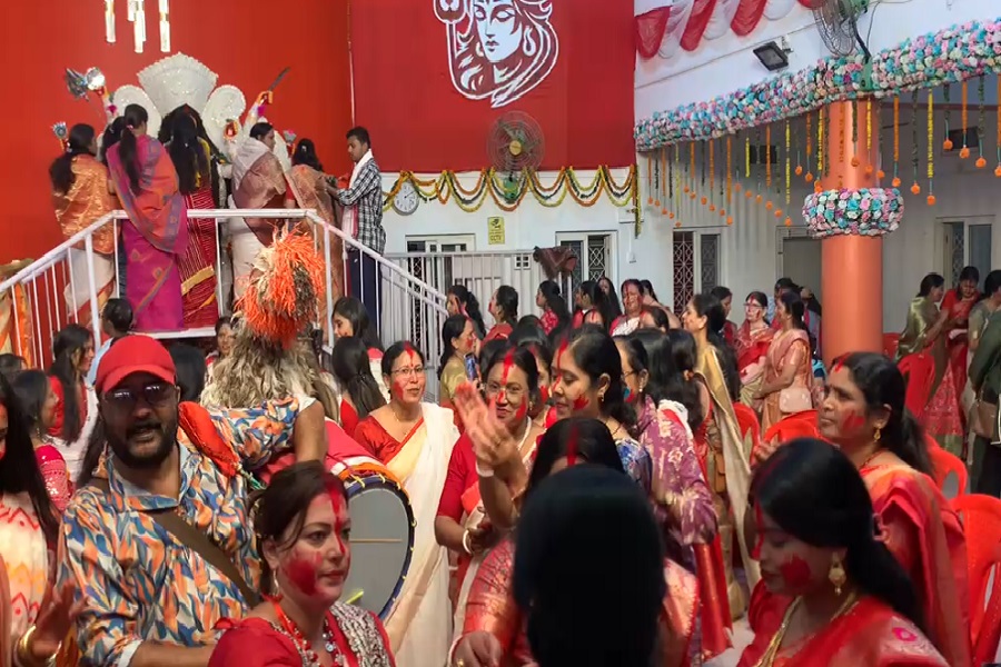 पलामू दुर्गाबाड़ी में सिंदूर खेला की धूम, मां दुर्गा को विदाई देते नम हुईं महिलाओं की आंखें