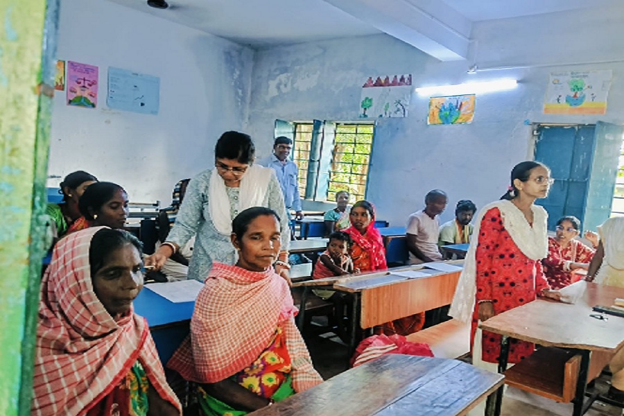 जामताड़ा में उल्लास की नई रोशनी, बुजुर्गों और महिलाओं ने थामी कलम, दी साक्षरता परीक्षा