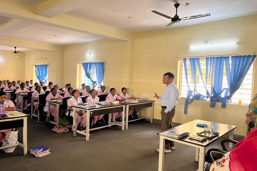 गुमला में नर्सिंग कौशल कॉलेज के हॉस्टल और कैंटीन की औचक जांच, खाद्य सुरक्षा विभाग ने दिए निर्देश