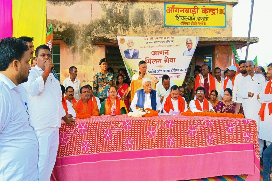 गढ़वा में ‘आंगन मिलन सेवा’ कार्यक्रम, MP वी.डी. राम ने आंगनबाड़ी सेविका-सहायिका को किया सम्मानित