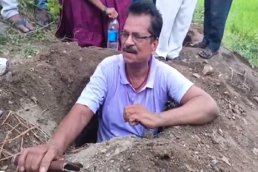 गढ़वा में सहमति के बिना खेत के रास्ते पर बिजली पोल गाड़ने का विरोध, गड्ढे में बैठे रहे ग्रामीण