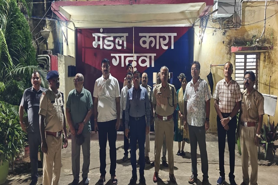 गढ़वा मंडल कारा में DC और SP की औचक छापेमारी, प्रत्येक स्थान पर चला सघन तलाशी अभियान