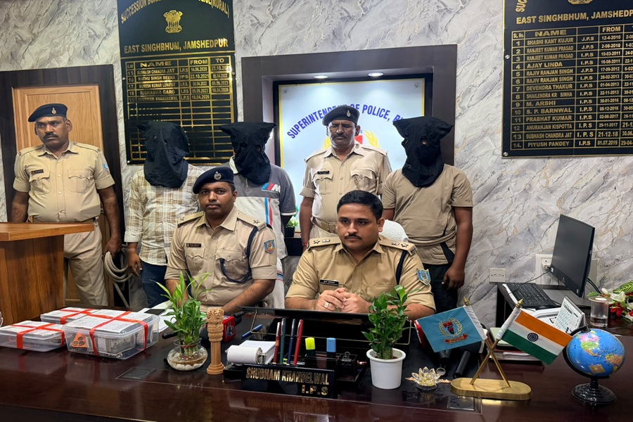 अर्टिगा में बैठकर ऑनलाइन जुआ खिला रहे गिरोह के 3 सदस्य गिरफ्तार, 1.18 लाख नकद समेत मोबाइल जब्त