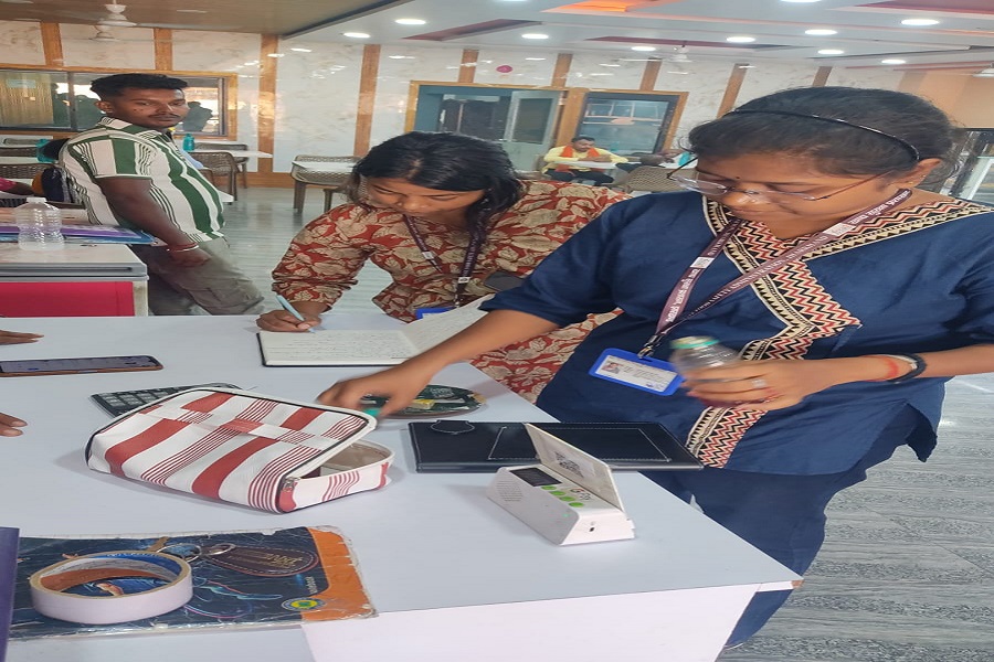 गिरिडीह में खाद्य सुरक्षा विभाग की छापेमारी, 11 किलो से ज्यादा मिलावटी मिठाइयां नष्ट