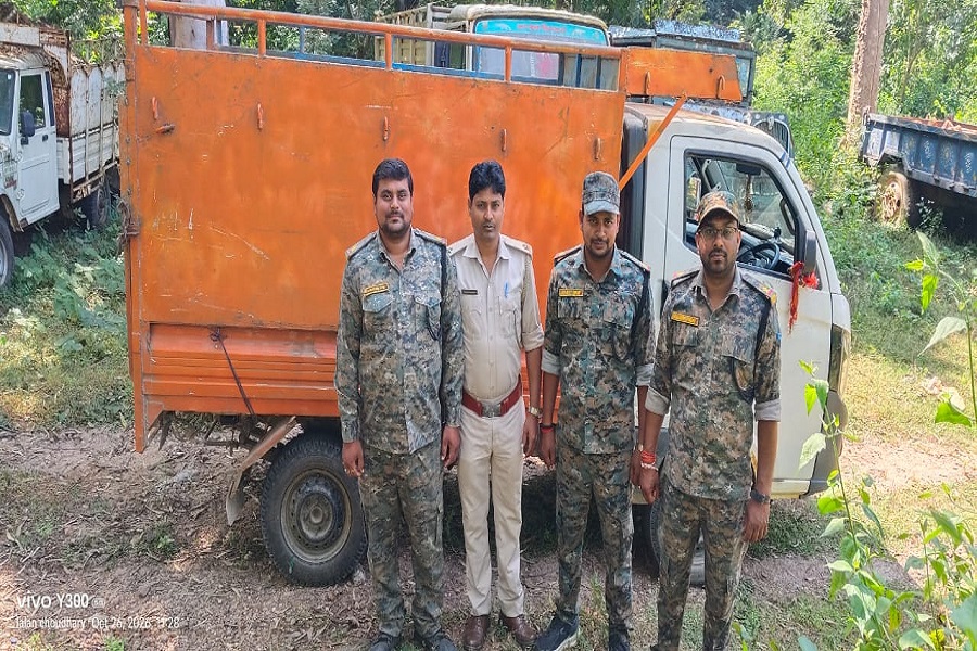 गिरिडीह में वन विभाग की कार्रवाई, अवैध माइका लदा वाहन जब्त