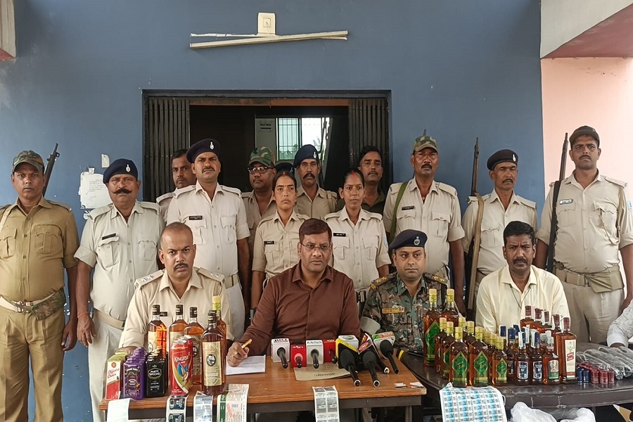 बगोदर में अवैध अंग्रेजी शराब की मिनी फैक्ट्री का भंडाफोड़, 80 लाख की शराब जब्त