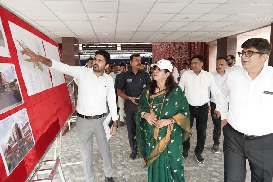 पूर्व रेलवे की GM ने किया पाकुड़ स्टेशन का निरीक्षण, सुरक्षा व्यवस्था की समीक्षा
