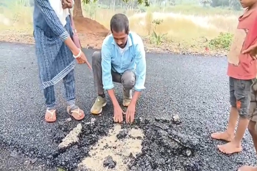 हाथ लगाते ही कागज की तरह उखड़ गई नई-नवेली सड़क, गोड्डा में गजब करप्शन! 